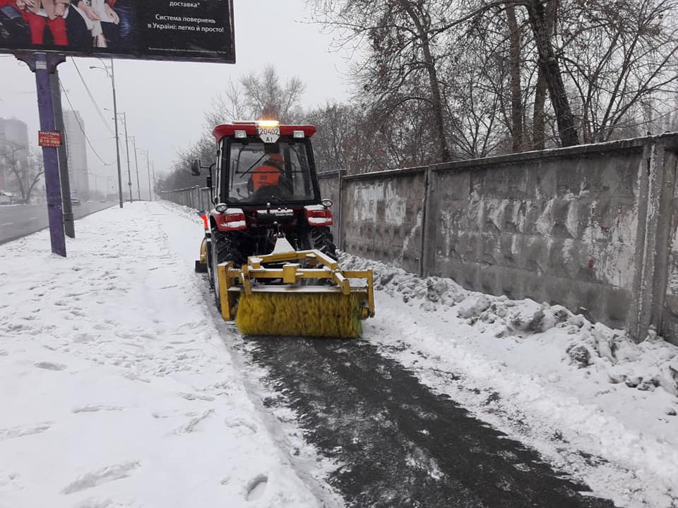 На улицах Киева работают более 300 единиц снегоуборочной техники, - КГГА