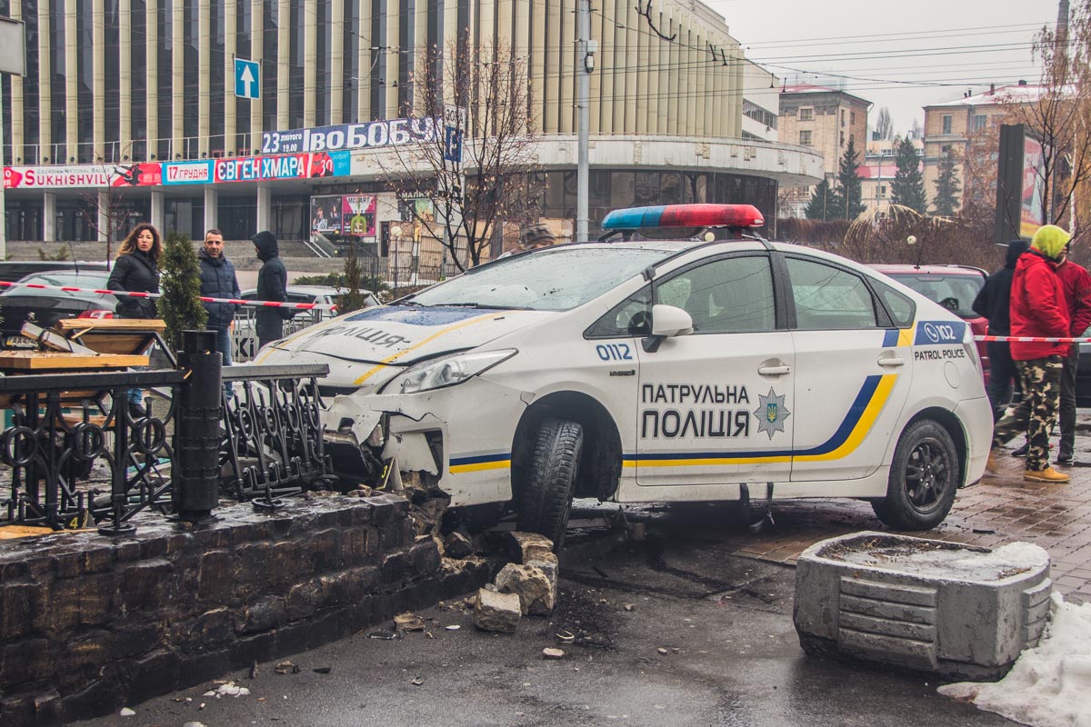 В Киеве автомобиль полиции сбил пешехода на тротуаре и въехал в кафе (фото, видео)