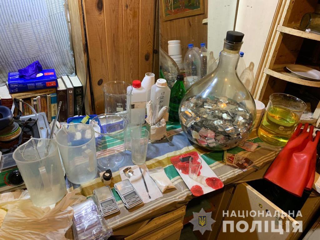 На Бориспольщине ликвидирована нарколаборатория, изъяты наркотики и оружие (фото)