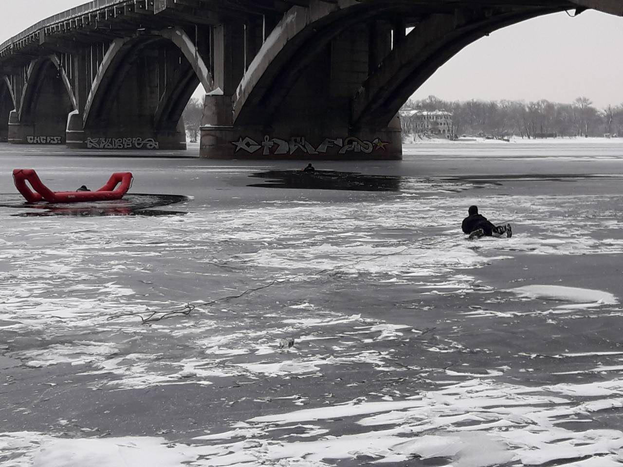 В Киеве мужчина упал в Днепр с моста Метро (фото)