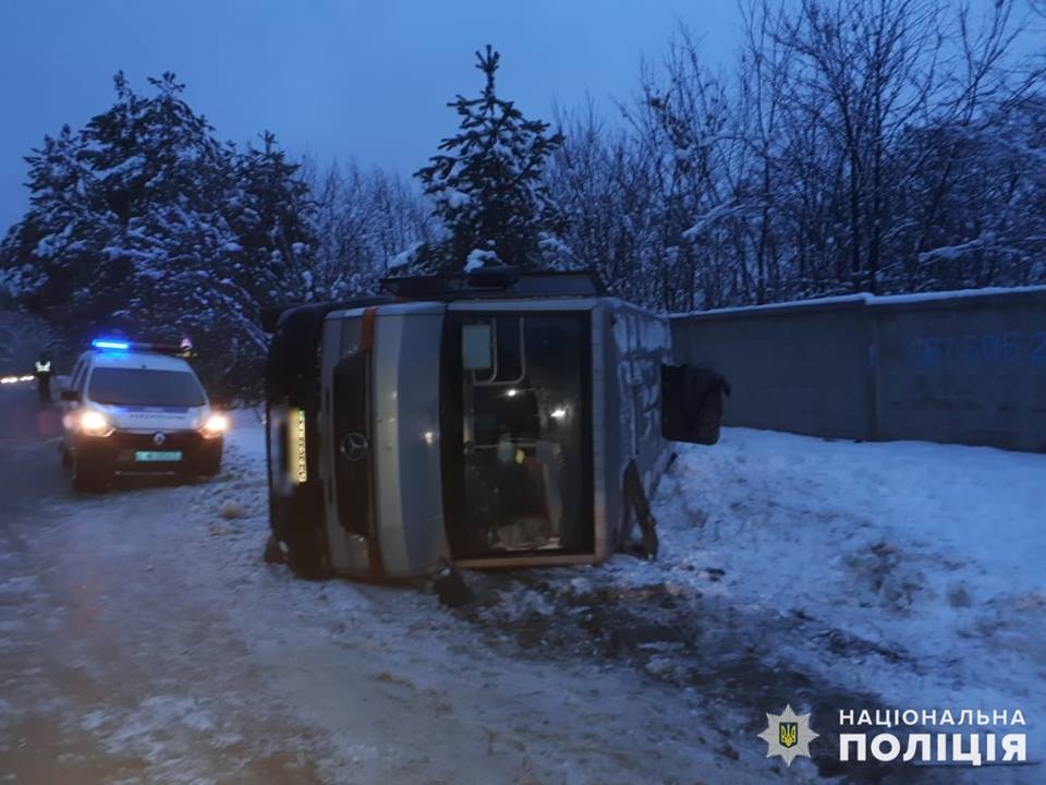 Под Киевом перевернулся автобус с пассажирами