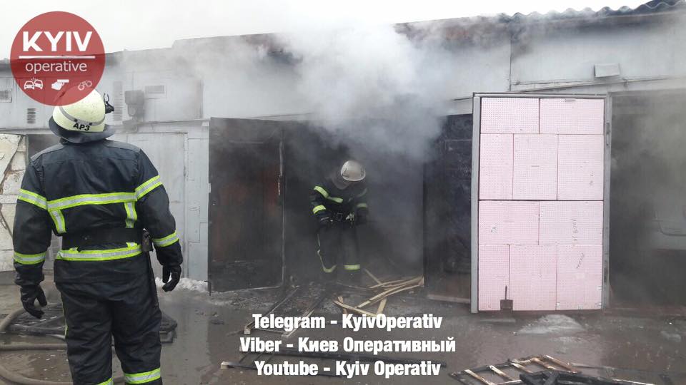 На Минском массиве в Киеве пылали гаражи (фото, видео)