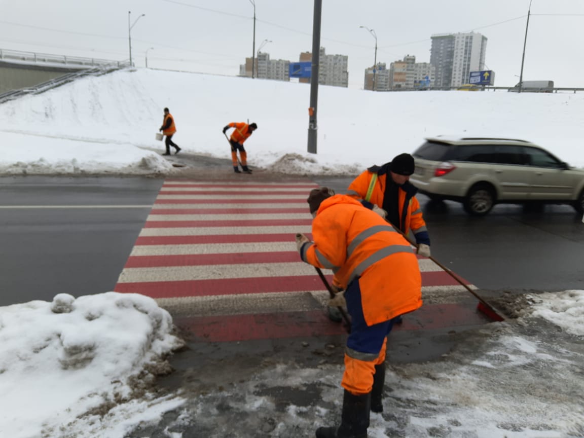 Дорожники продолжают расчистку города от снегопада, за минувшие сутки вывезли 2388 тонн снега - КГГА