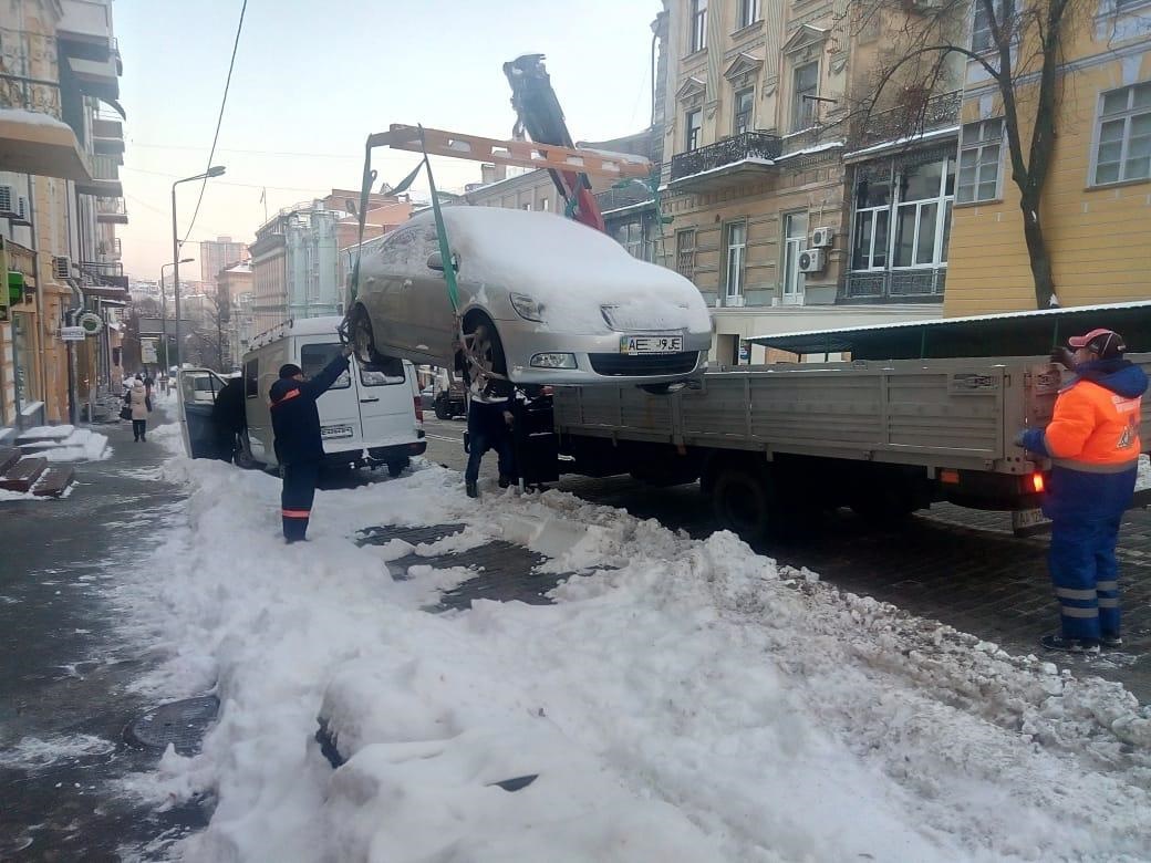 На выходных спецтехника круглосуточно очищала Киев от снега