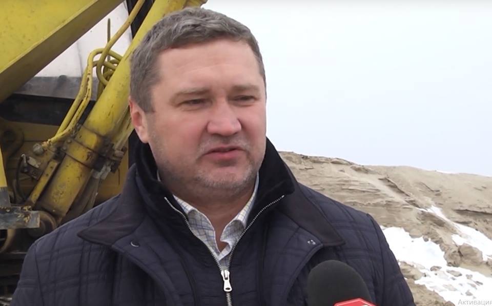 На одном из озер столичных Осокорков возобновилась добыча песка (видео)