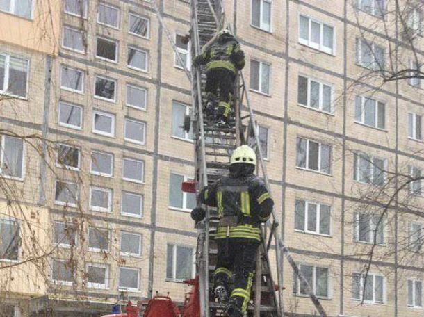 На Оболони в Киеве из-за пожара в квартире эвакуированы жители многоэтажки (фото)