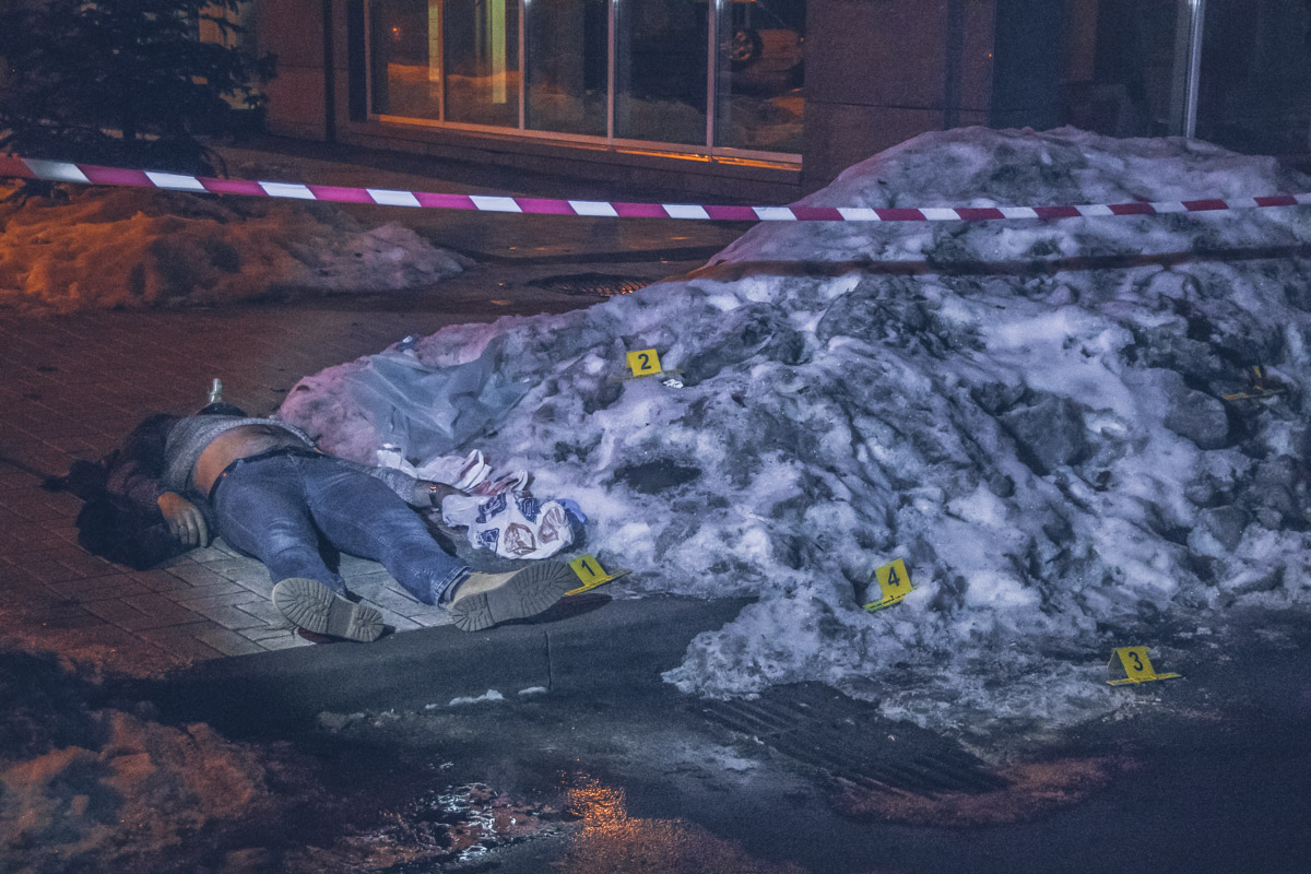 Полиция Киева разыскивает подозреваемого в убийстве мужчины на Печерске (фото, видео)