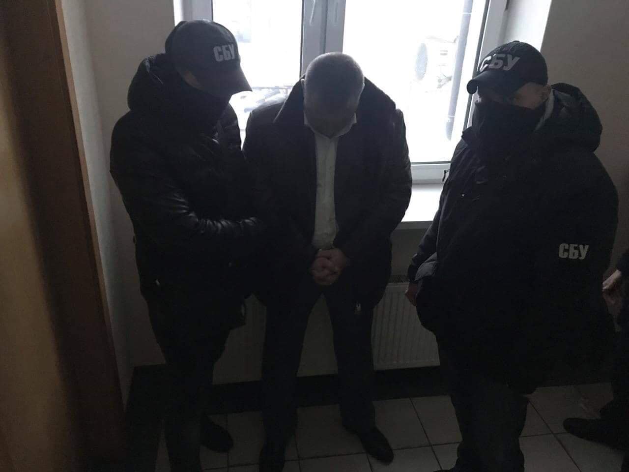 В Киеве на взятке задержали работника ГУ Гоструда в Киевской области (фото)