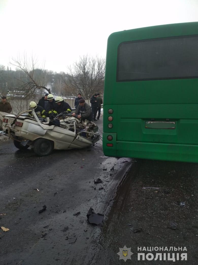 На Киевщине в страшном ДТП погибли 3 человека, еще 4 попали в больницу (видео)