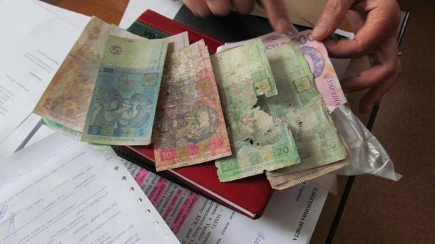 С сегодняшнего дня в Украине изношенные купюры можно сдать в трех банках