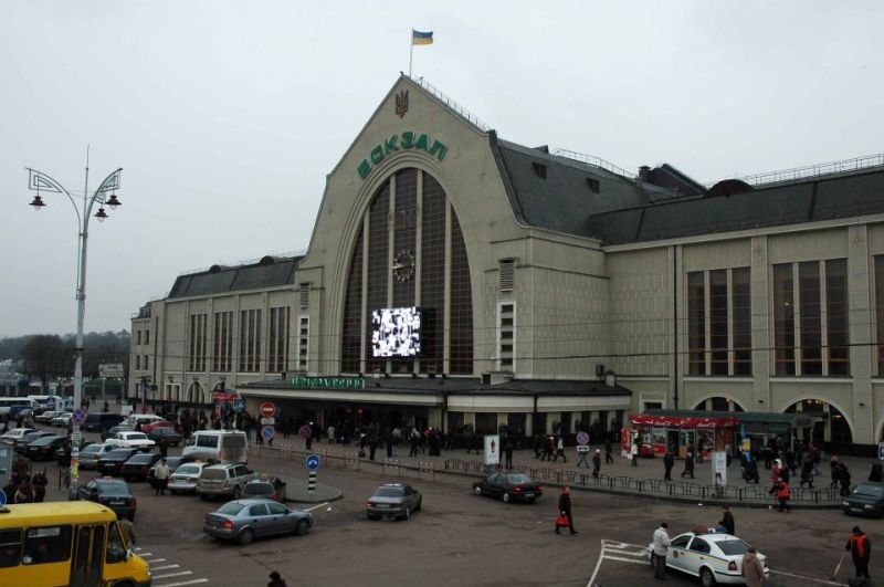 Четыре поезда опаздывают с прибытием на Центральный киевский железнодорожный вокзал на три часа и больше