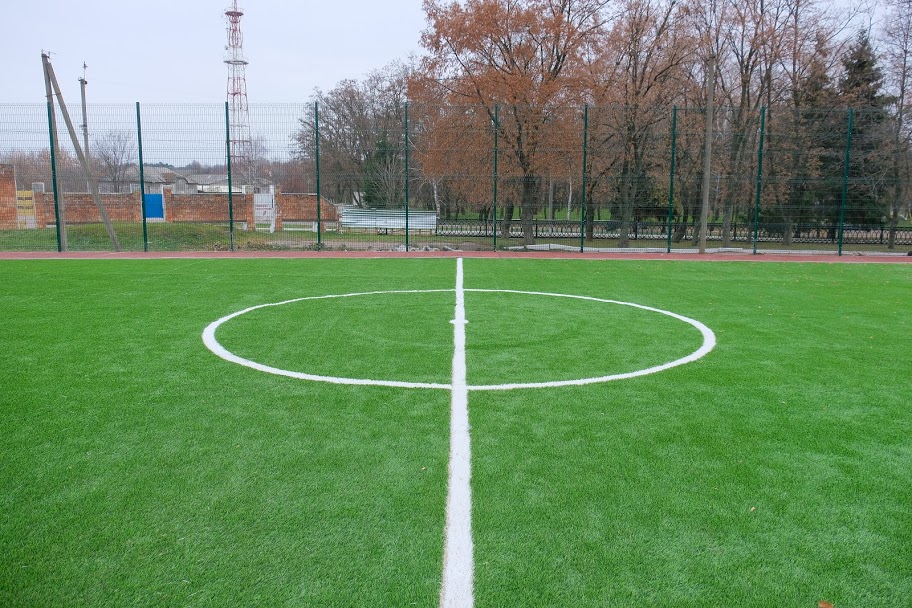 Восемь районов Киевщины отдали без конкурса подряды на строительство полей для мини-футбола одной компании
