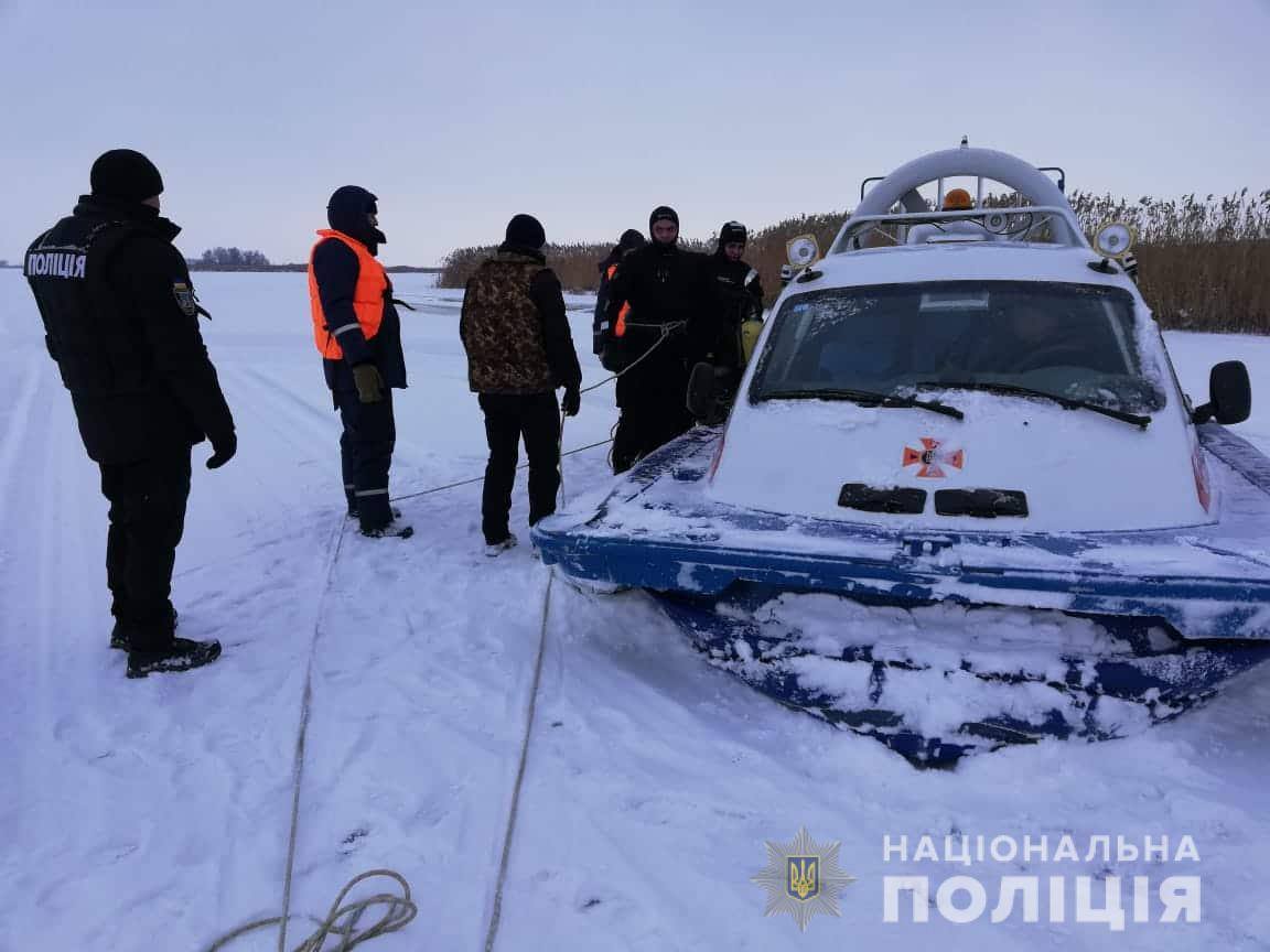 По факту гибели двух провалившихся под лед на Киевском водохранилище мужчин открыто уголовное производство (фото)