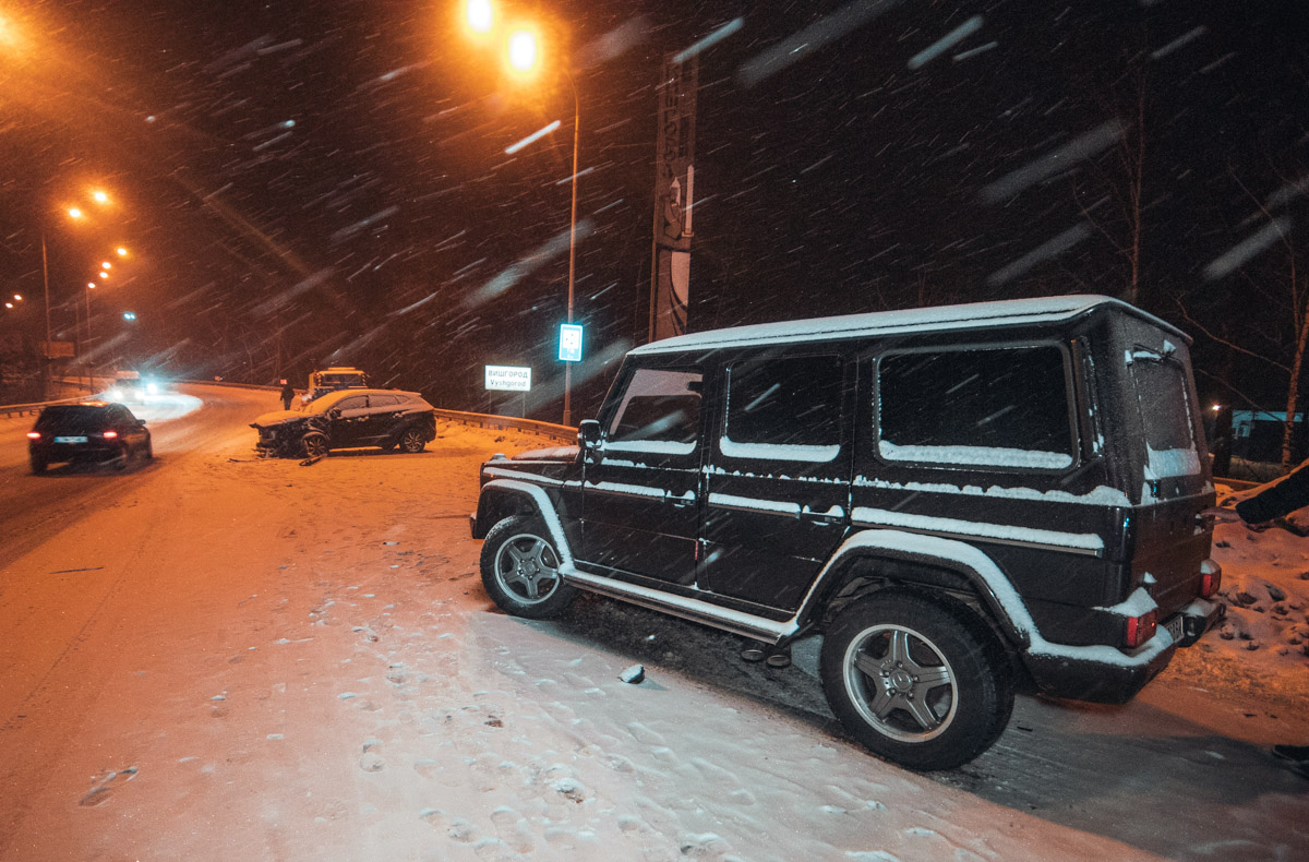 Под Киевом из-за гололеда на повороте столкнулись два автомобиля, пострадала девушка (фото, видео)