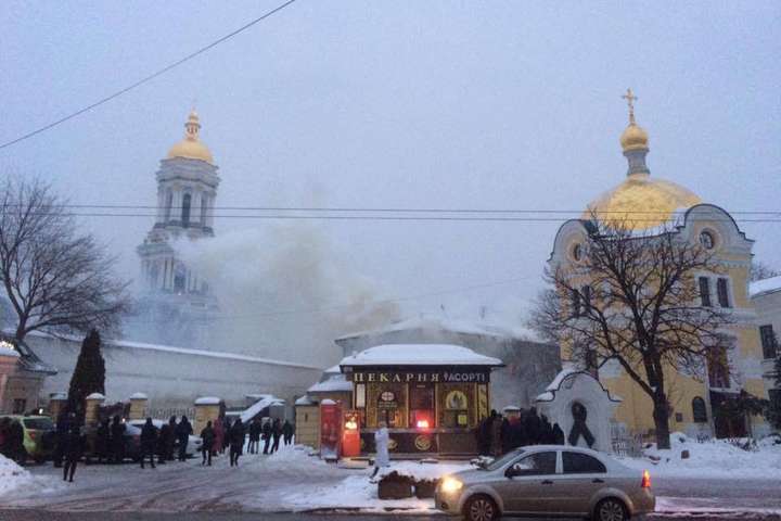 Пылает здание Киево-Печерской лавры (фото, видео)