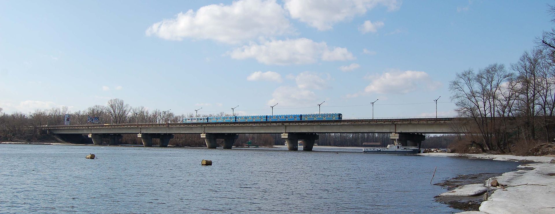В ночь на субботу будет перекрыто движение транспорта по мосту Метро в Киеве