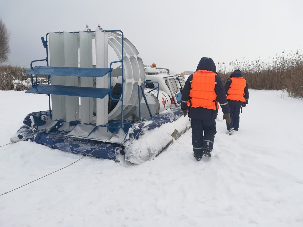 На Киевском водохранилище рыбаки на снегоходе провалились под лед, двое из них погибли (фото, видео)