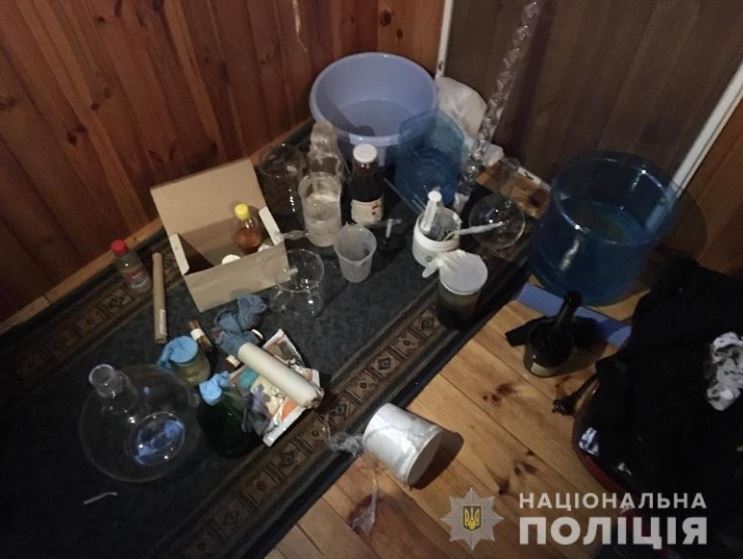 В киевской квартире полицейские выявили нарколабораторию (фото, видео)