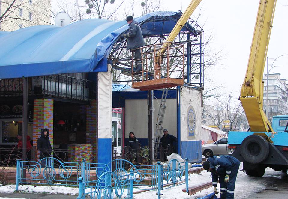 На Лесном проспекте в Киеве коммунальщики снесли незаконную двухэтажную пристройку кафе-бара (фото)