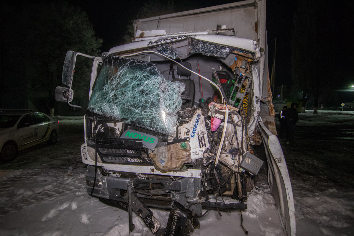 Смертельное ДТП под Киевом: на трассе Киев-Одесса у Чабанов столкнулись два грузовика