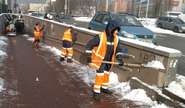 Киев чистят от снега более 4300 работников ЖЭКов и КО “Киевзеленстрой”, - КГГА