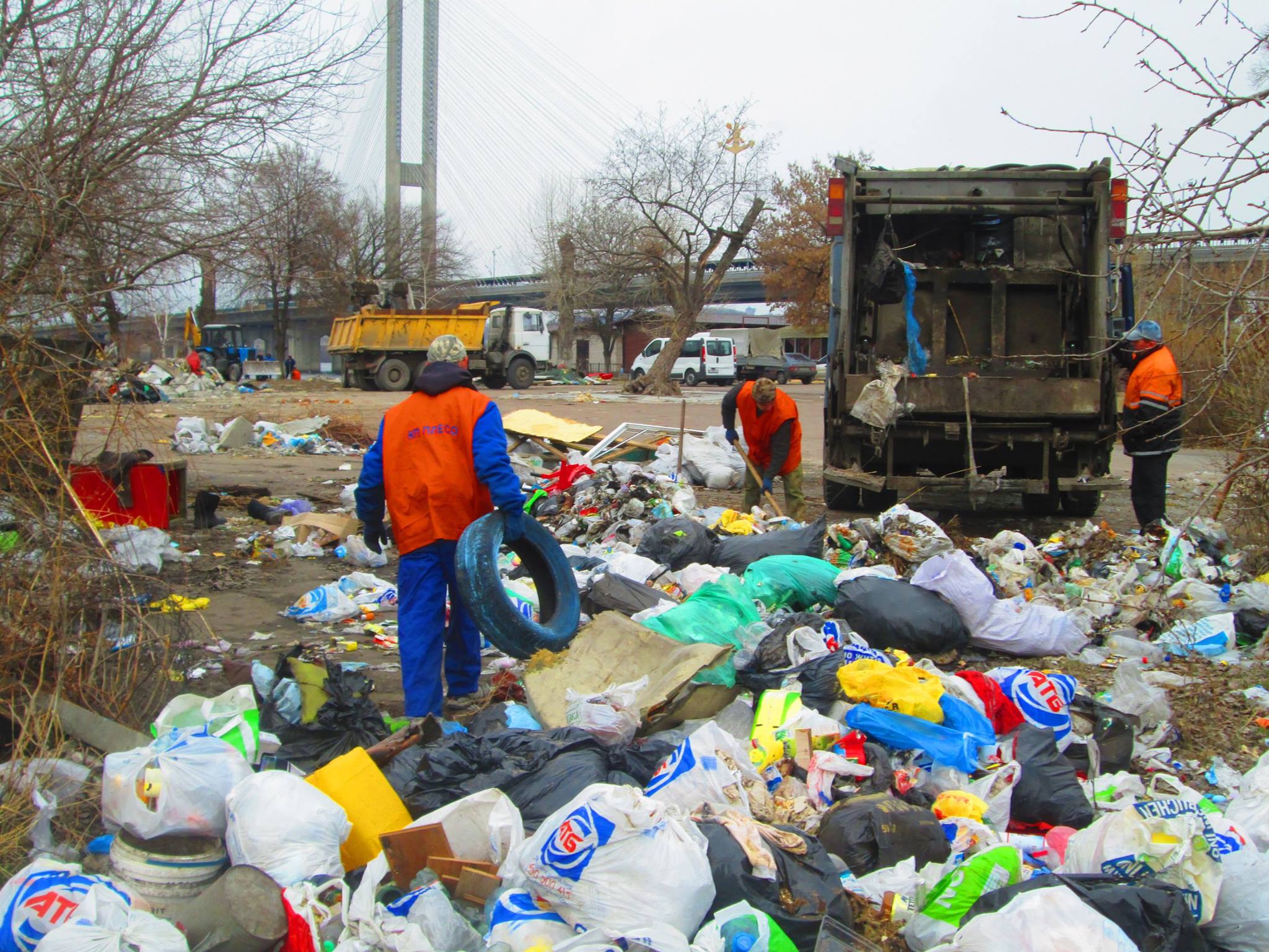 Руководство Дарницкого района Киева привлекает общественность для ликвидации стихийных свалок