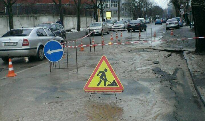 Из-за аварии водопровода в Киеве улица Дорогожицкая частично перекрыта, два троллейбуса курсируют по измененному маршруту