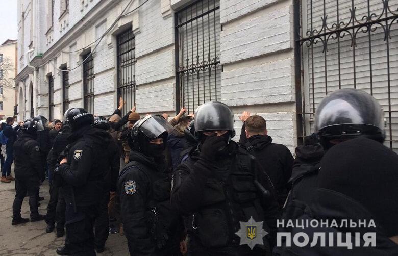 Открыто уголовное производство в связи с избиением активистов полицией на Подоле в Киеве (фото, видео)