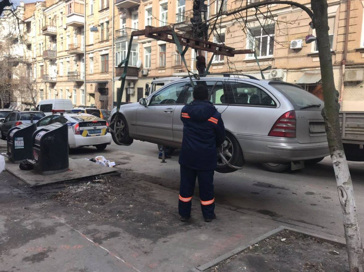 В Киеве мусоровоз три часа ждал, пока эвакуируют автомобиль от подземных мусорных контейнеров (фото)