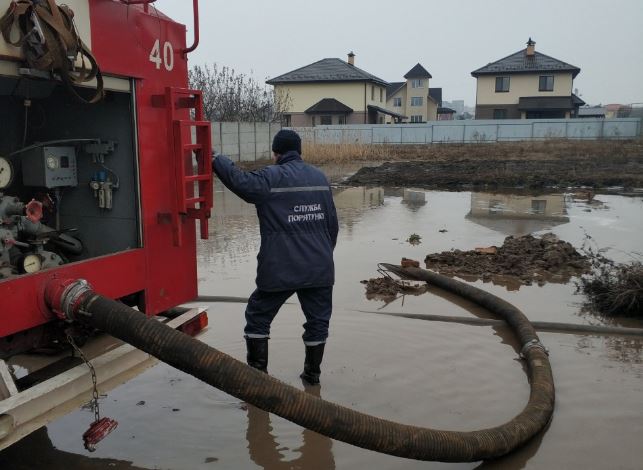 В Киево-Святошинском районе Киевщины спасатели откачивали воду с подтопленных дворов (фото)