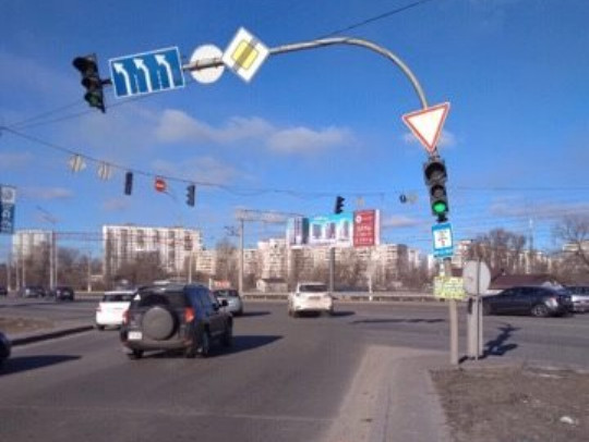 На перекрестке проспекта Григоренко и Дарницкого шоссе демонтировали светофор (фото)