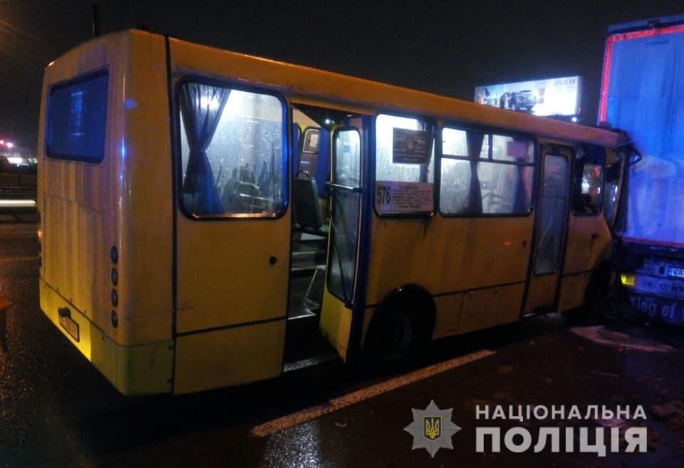 В аварии на Окружной в Киеве пострадали 8 человек в маршрутке