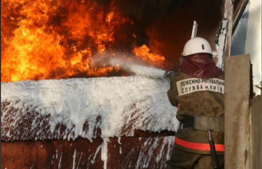 Из пожара в многоэтажке на Троещине в Киеве спасли двоих людей