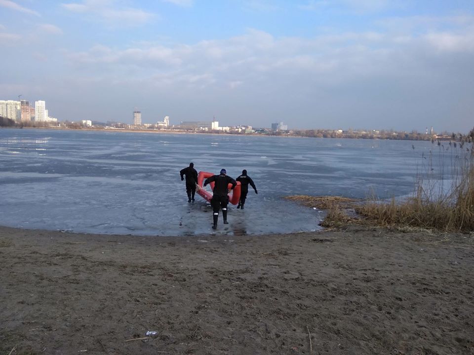 Столичные спасатели за день дважды спасали рыбаков на льду