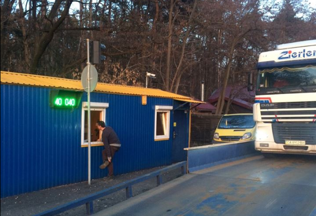 За неделю на въездах в Киев обнаружили 16 грузовиков с перегрузом