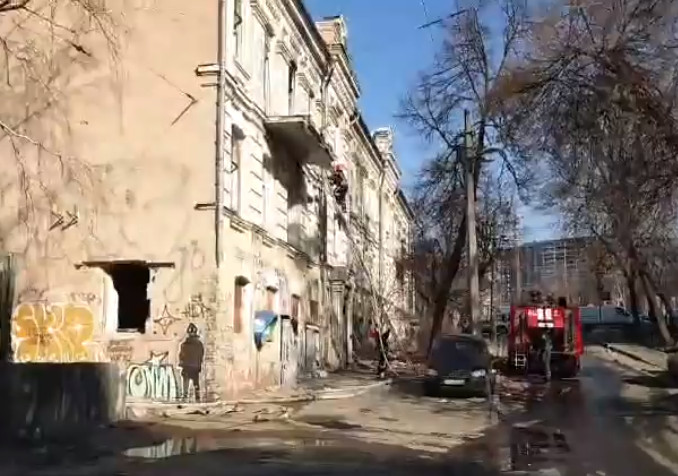 В центре Киева дважды за сутки горело старинное нежилое здание (видео)