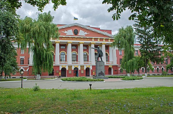 В этом году в столичный военный лицей им. Богуна начнут принимать девушек (видео)