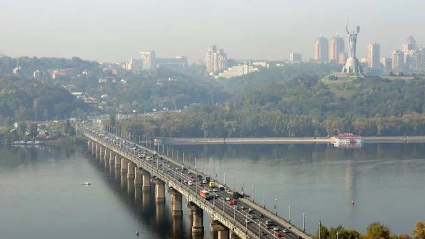 На мосту Патона в Киеве три дня будут ограничивать движение транспорта