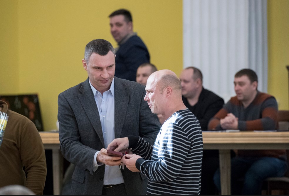 Кличко вручил ключи от квартир 13 ветеранам АТО из столицы