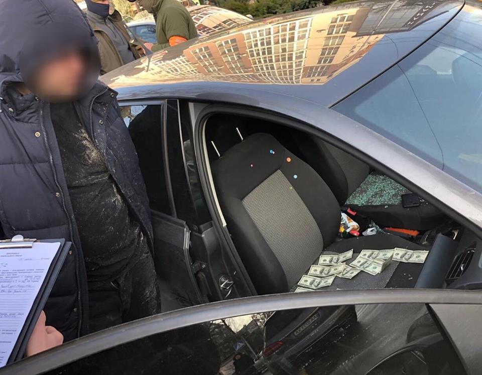 Полицейский следователь задержан в Ирпене при получении 2 тысяч долларов взятки (фото)