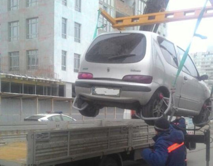 Коммунальные эвакуаторы в Киеве начали вывозить автомобили нарушителей (фото)