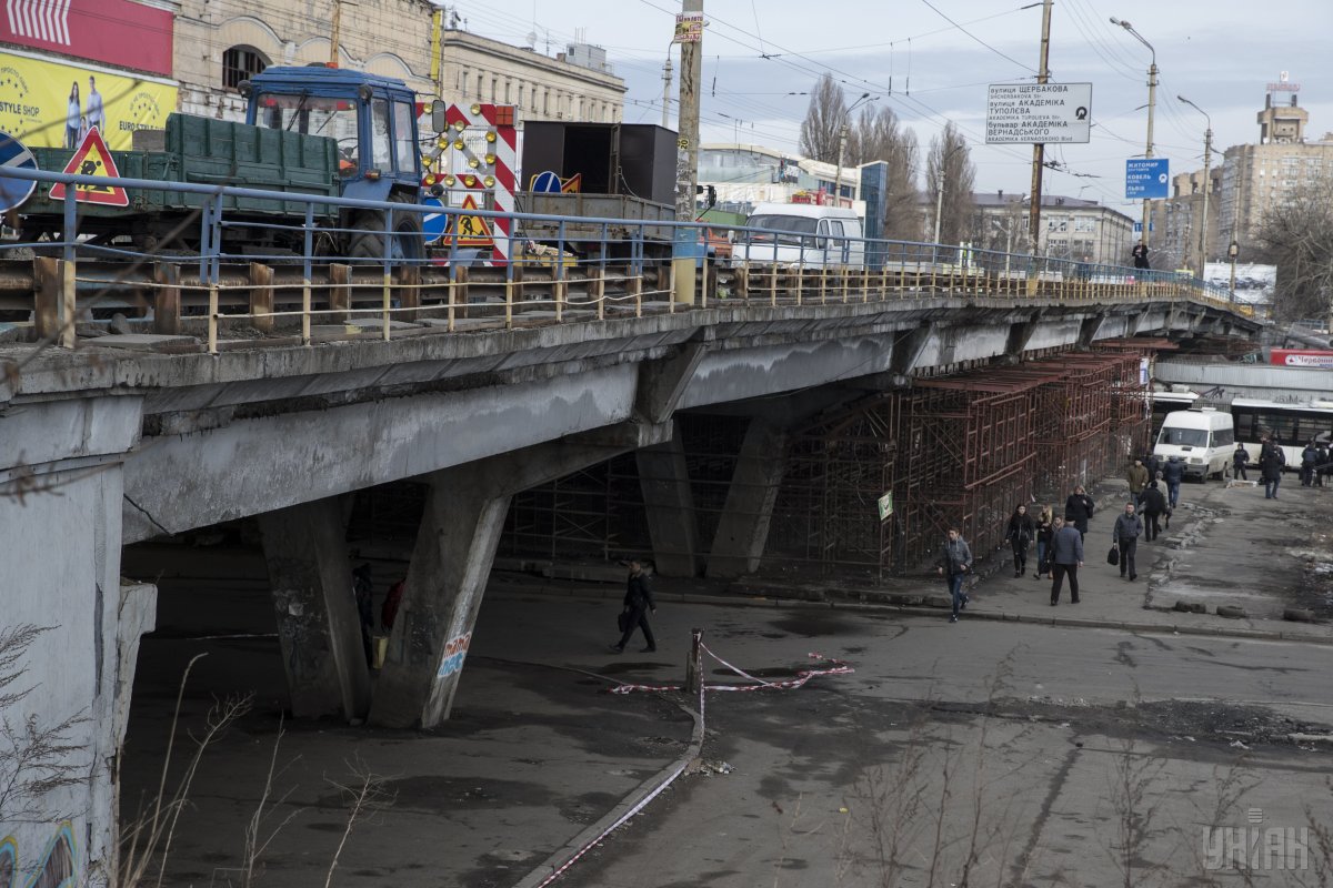 Ряд маршрутов общественного транспорта в Киеве изменят свое движение на время ремонта Шулявского путепровода (схемы)