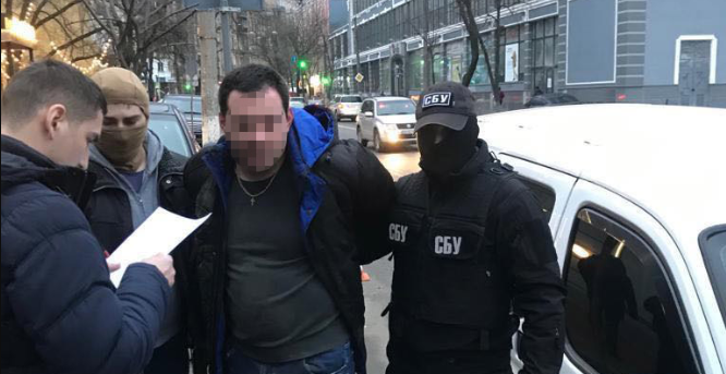При получении взятки в Киеве задержали двух госаудиторов