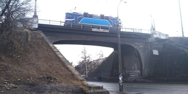 На столичной Куреневке начал разваливаться мост через улицу Вышгородскую