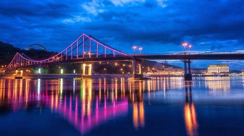Парковый пешеходных мост через Днепр в Киеве подсветят фиолетовым светом вечером 26 марта