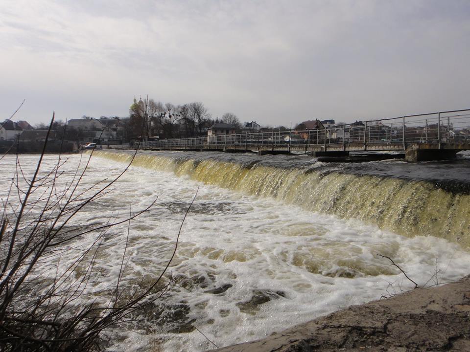 На реке Рось на Киевщине началась весенняя промывка водохранилищ
