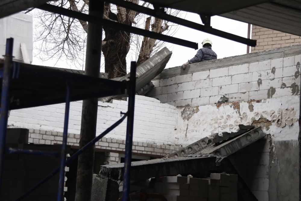 На ж/д станции Почайная в Киеве в результате обвала здания погибла женщина (фото)