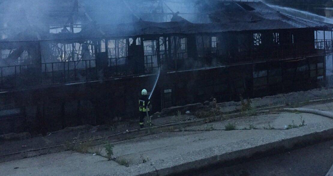 В Киеве на берегу Днепра сгорела двухэтажная баржа