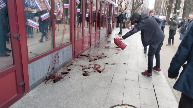 Праворадикалы облили кровью здание НАБУ в Киеве (фото, видео)