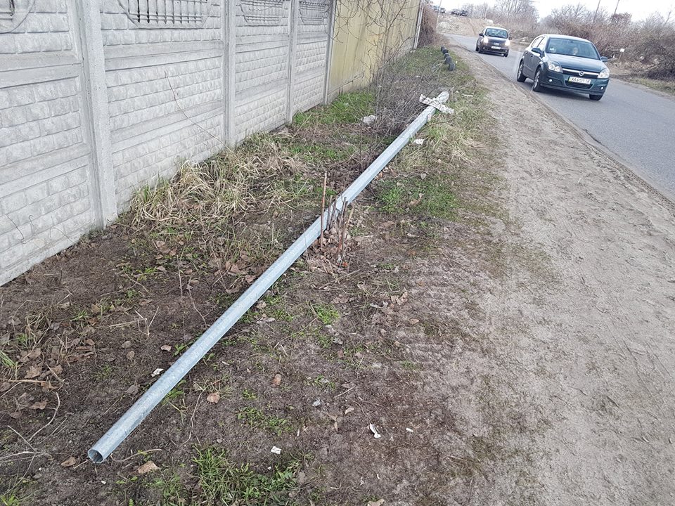 Больше двух недель коммунальщики не ремонтируют упавшую опору освещения в Дарницком районе Киева